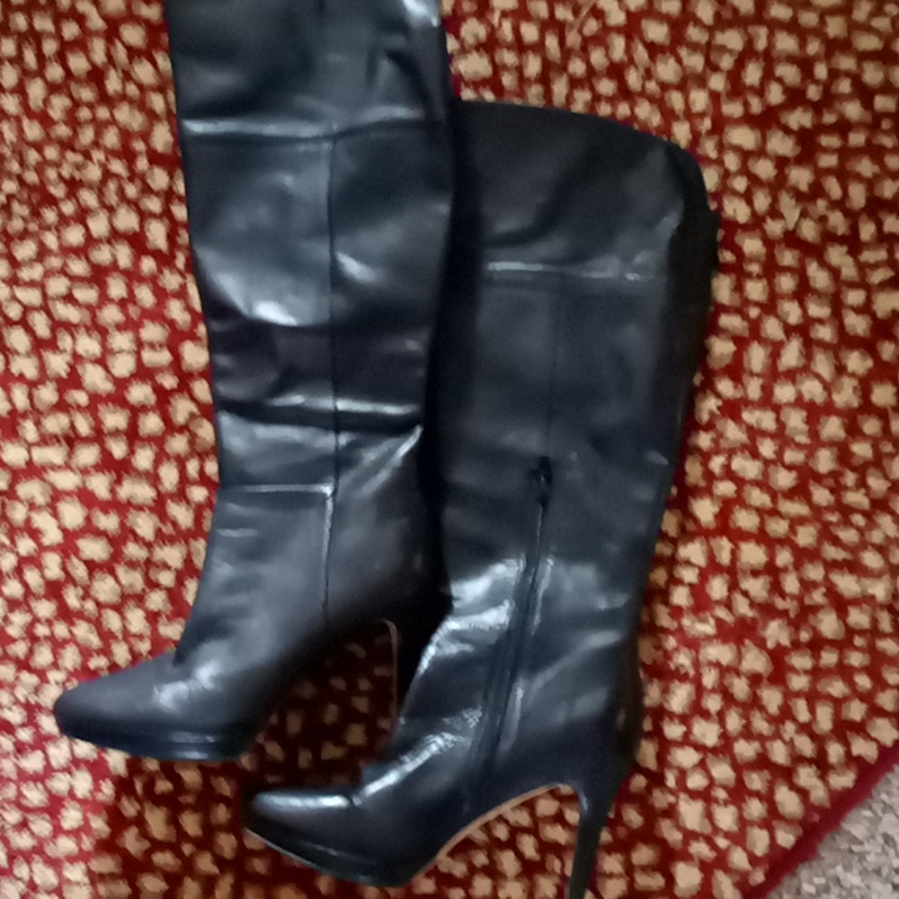 Black leather Audrey Roberts boots size 8
